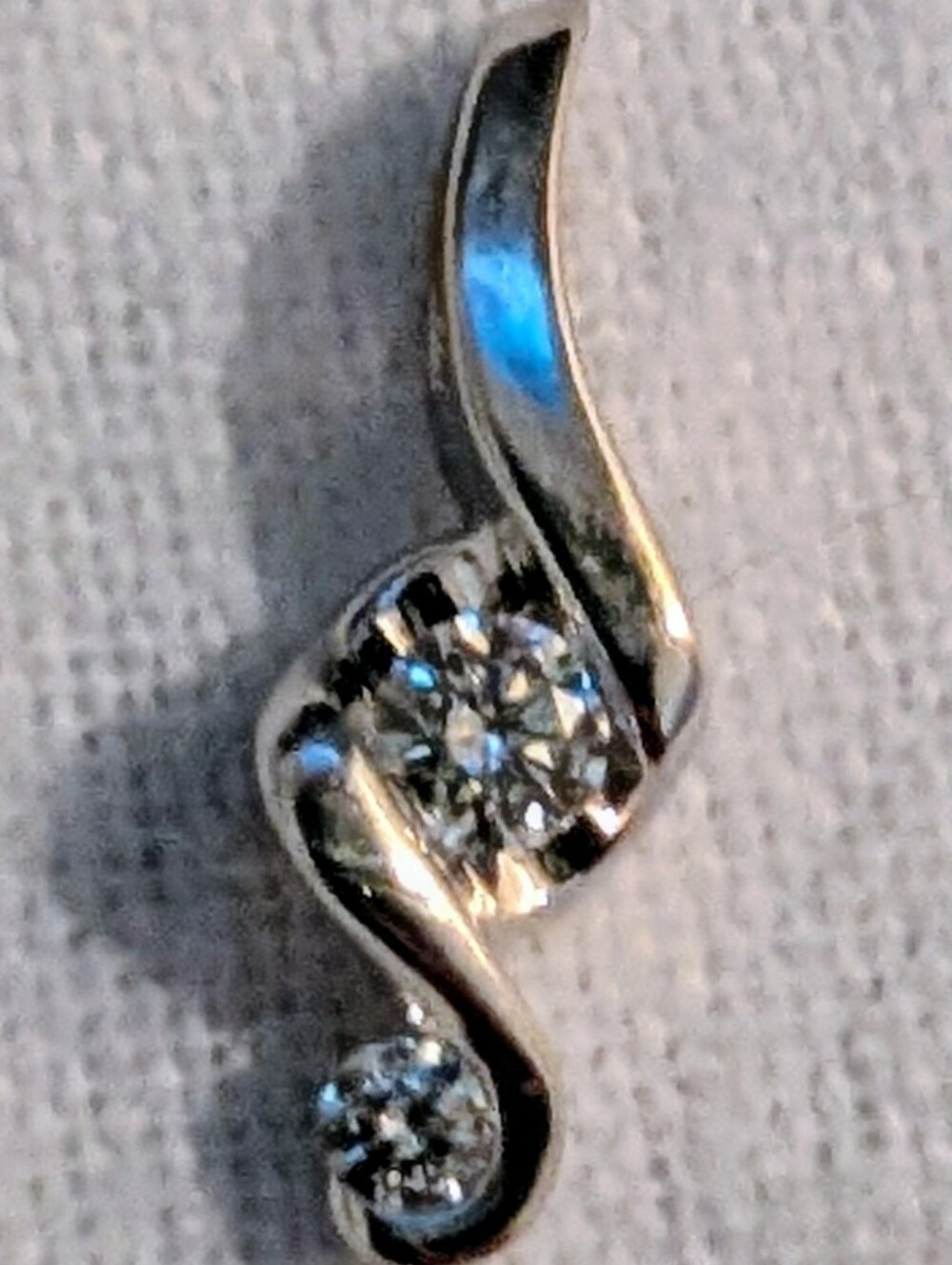14k White gold pendant with 2 white natural diamonds